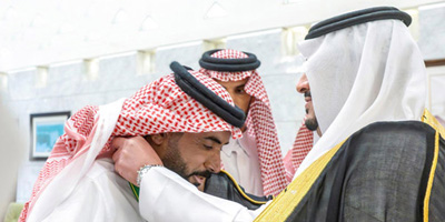 نائب أمير منطقة الرياض يُسلم وسام الملك عبدالعزيز للمواطن ماهر الدلبحي 