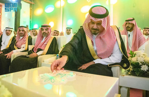 أمير منطقة المدينة المنورة يُدشِّن سوق التمور المركزي 