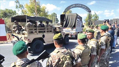 الجيش اللبناني يتسلم 8 شاحنات من السلاح الفلسطيني 