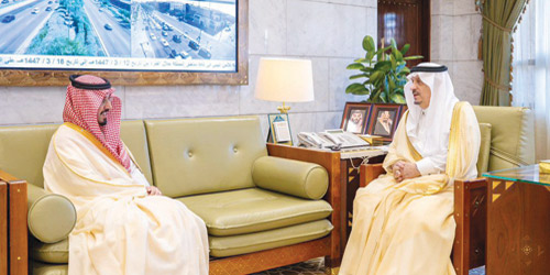 أمير منطقة الرياض مستقبلاً محافظ الخرج