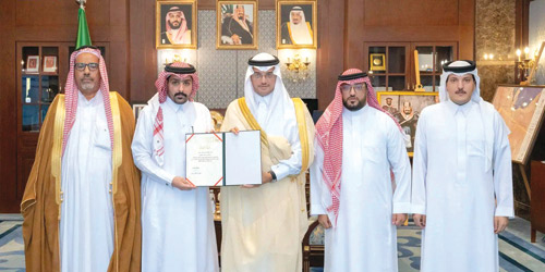 محافظ الأحساء يكرّم مواطناً تبرع بإحدى كليتيه لأخيه 