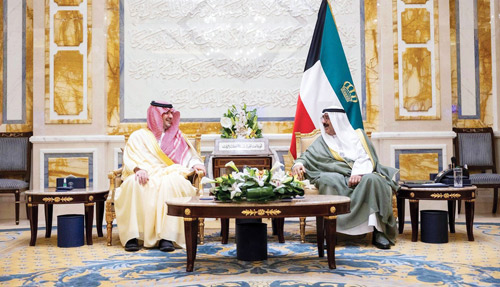 أمير الكويت مستقبلاً وزير الداخلية