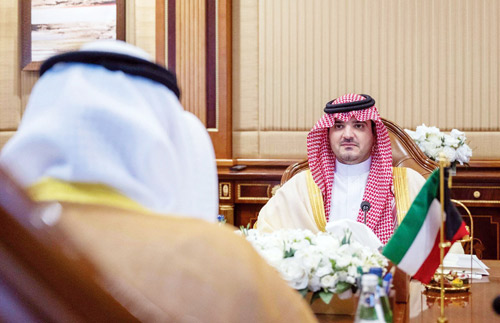 وزير الداخلية يستعرض مع نظيره الكويتي العلاقات الأخوية والتعاون الأمني 