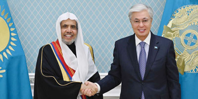 رئيس كازاخستان يقلد د. العيسى وسام «دوستك» 