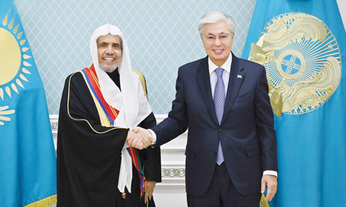 رئيس كازاخستان يقلد د. العيسى وسام «دوستك» 