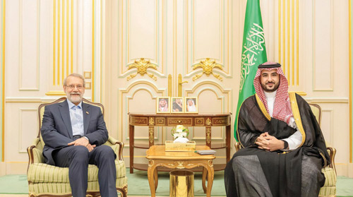 وزير الدفاع بحث مع علي لاريجاني القضايا ذات الاهتمام المشترك 