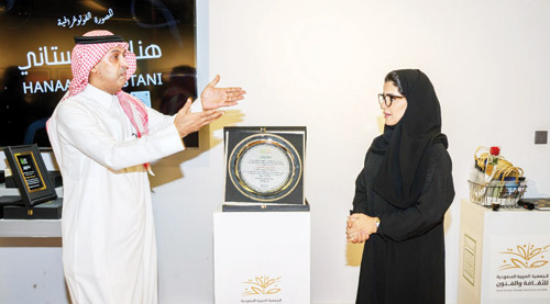  أ.محمد آل صبيح يكرّم المفتتح د.سارة الزهراني