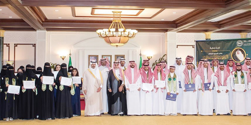  نائب أمير منطقة تبوك مكرماً الفائزين بجائزة الأميرة صيتة بنت عبدالعزيز
