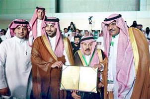 عنيزة تكرم أقدم رئيس نادٍ في العالم 