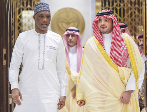 وزير الداخلية يبحث مع نظيره الغاني تعزيز التعاون الأمني 