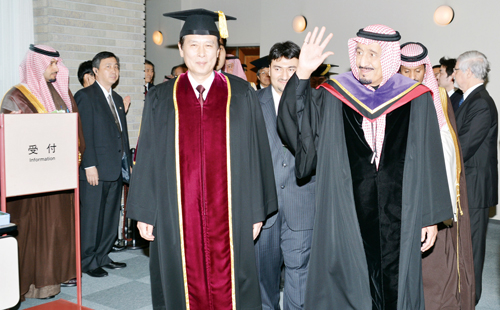  الملك سلمان يتسلم شهادة الدكتوراه الفخرية أثناء زيارته لليابان