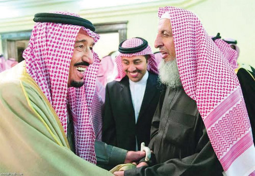 الملك في لقاء سابق مع مفتي عام المملكة الشيخ عبدالعزيز آل الشيخ