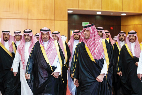 التقى القيادات الأمنية والعسكرية بالمنطقة 