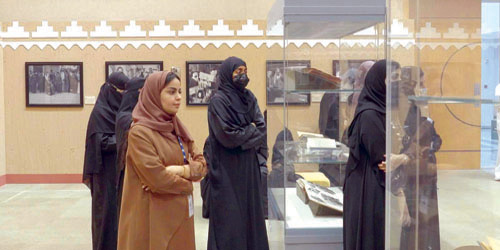 جانب من المعرض الذي تقيمه مكتبة الملك عبدالعزيز بالمربع