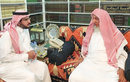  سماحة المفتي في حديث سابق مع الزميل وهيب الوهيبي