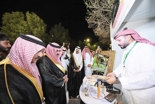 أقيم في حديقة المقصورة وشهد حضوراً كبيراً 