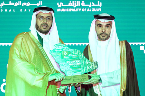  رئيس البلدية يكرم المحافظ