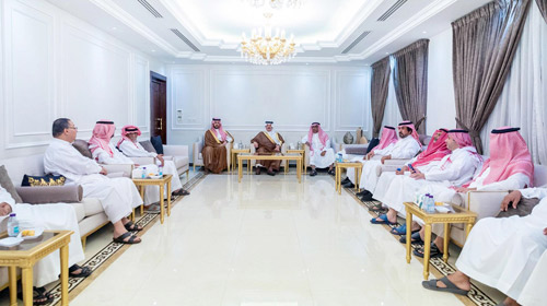 أمير المنطقة الشرقية ونائبه يعزيان أسرة بالعبيد 