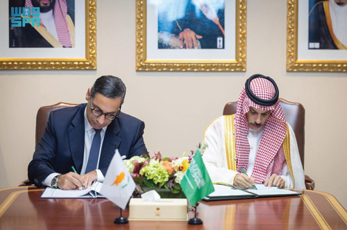 وزير الخارجية خلال توقيع الاتفاقية العامة مع نظيره القبرصي