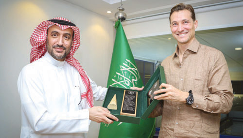  الحضيف يقدم درعا تذكارية لبنّ هاربورغ