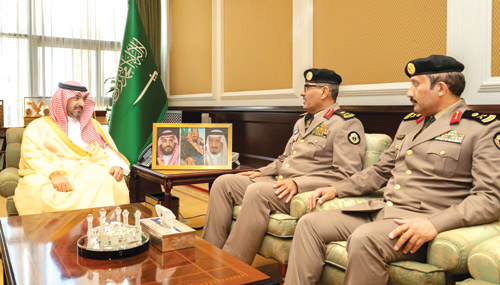 نائب أمير تبوك يستقبل مديري شرطة المنطقة السابق والمُعين 