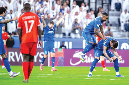 فاز الهلال على الدحيل القطري 2-1 ويسعى لفوزه الثاني
