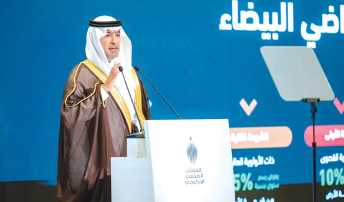 وزير البلديات والإسكان متحدثا خلال المؤتمر الصحفي