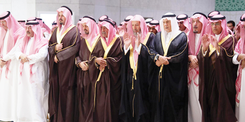 الأمير مقرن ونائب أمير مكة المكرمة يؤديان الصلاة على الأميرة عبطا بنت عبدالعزيز 