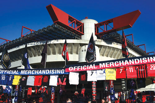 تمهيدًا لهدمه وبناء استاد حديث بتكلفة تزيد على مليار يورو.. 