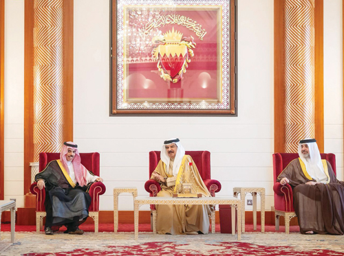 ملك البحرين مستقبلا وزير الخارجية