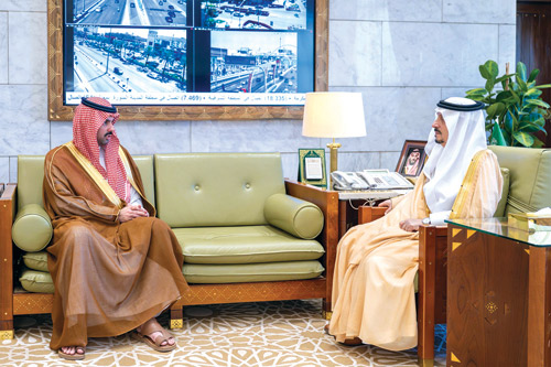  أمير الرياض خلال استقباله أمين الرياض