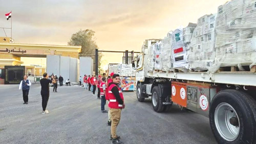 شاحنات المساعدات تبدأ الدخول إلى غزة 