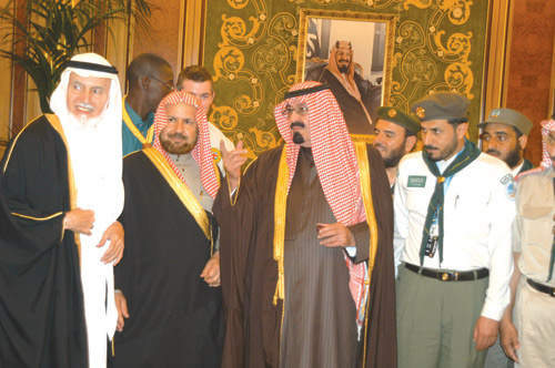  الملك عبدالله حين كان ولياً للعهد مستقبلاً د. نصيف ووفداً كشفياً