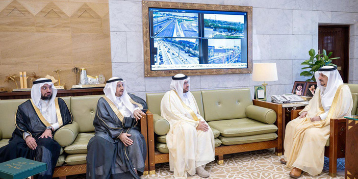 أمير الرياض مستقبلا محافظ الزلفي المكلف ورئيس وأعضاء مجلس إدارة جمعية التراث والوثائق والحِرف