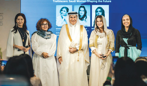 احتفاءً بريادة المرأة السعودية 