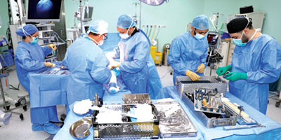 مستشفى الدكتور سليمان الحبيب بالريان يُجري عملية لتصحيح انحراف إصبع 