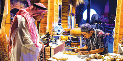 «موسم الرياض».. صانع خشب برسالة محبة للعالم 