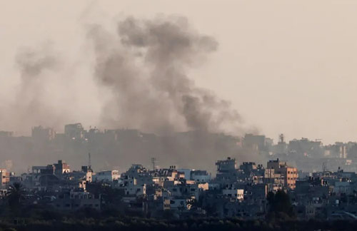 عشرات الغارات على غزة وتعليق دخول المساعدات 