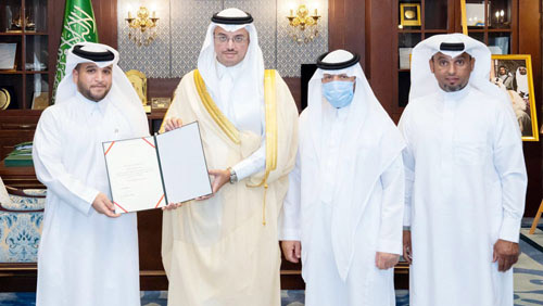 محافظ الأحساء يكرم متبرعاً بإحدى كليتيه لوالده 