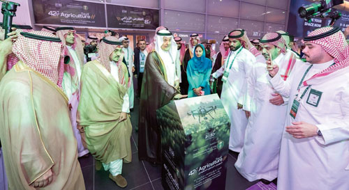 وزير البيئة دشن منصة «وقاء المستفيدين» للأفراد والأعمال في مجالي الصحة النباتية والحيوانية 