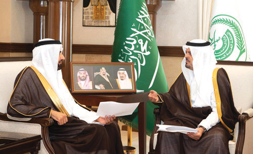 نائب أمير منطقة مكة المكرمة يستعرض مع د. الربيعة خدمات ضيوف الرحمن 