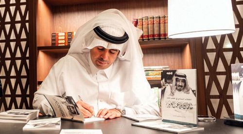 د. الفيصل أثناء توقيع الكتاب