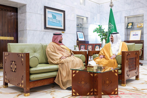 نائب أمير الرياض يستقبل مدير فرع وزارة التجارة بالمنطقة 