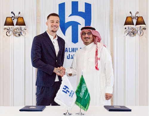 الأمير نواف بن سعد وسافيتش بعد التوقيع