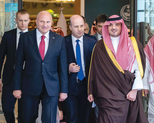 الأمير عبدالعزيز بن سعود يبحث مع وزير الدفاع المدني والطوارئ الروسي تعزيز التعاون 