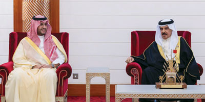ملك وولي عهد البحرين يستقبلان الأمير تركي بن محمد 