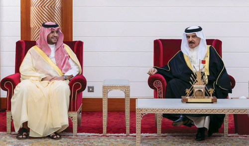 ملك البحرين خلال استقباله الأمير تركي بن محمد بن فهد
