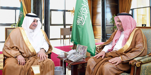 أمير منطقة تبوك يستقبل مدير الأحوال المدنية بالمنطقة 