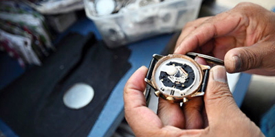 «الساعاتي».. جزء من هوية أسواق الطائف القديمة 