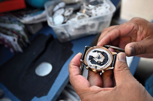 «الساعاتي».. جزء من هوية أسواق الطائف القديمة 